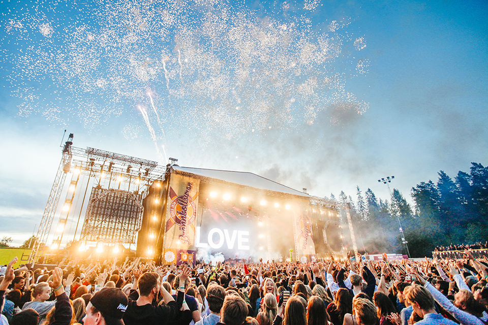 Bild på ett folkhav och en festivalscen under Brännbollsyran.