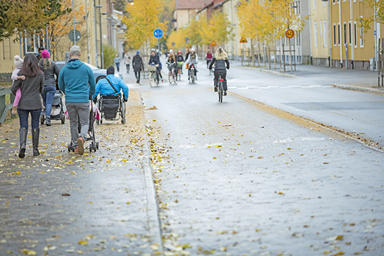 folk som går och cyklar längs Nygatan