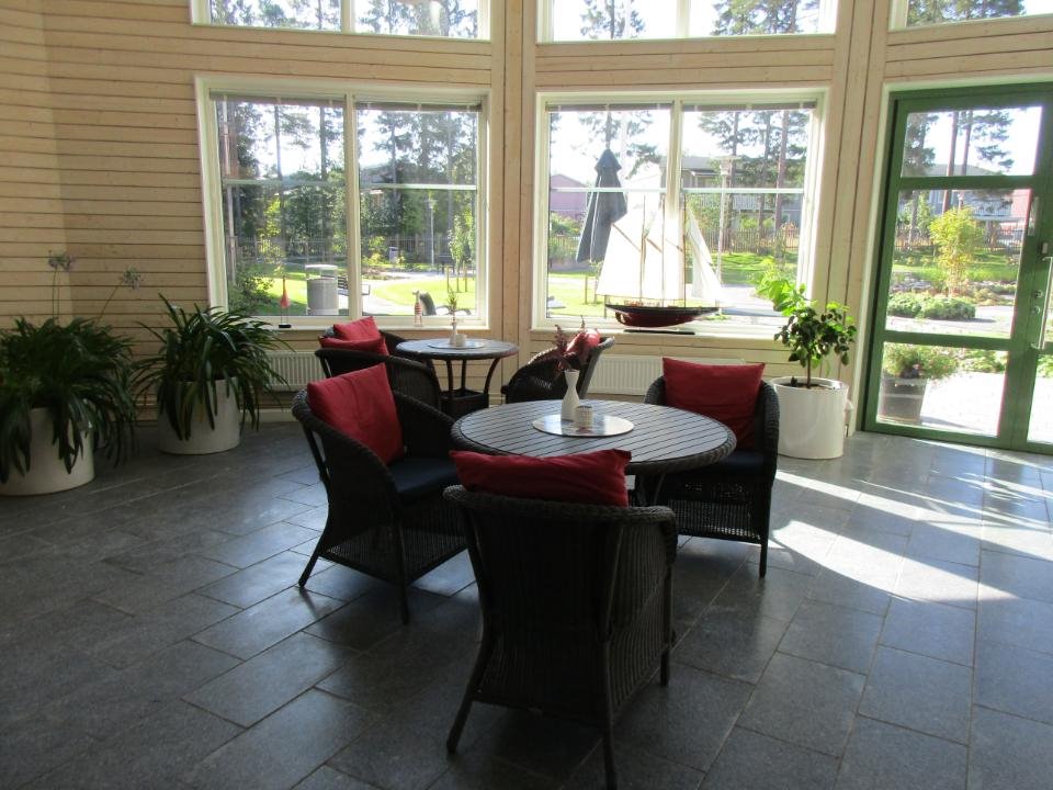 Gemensamt utrymme med bord och stolar