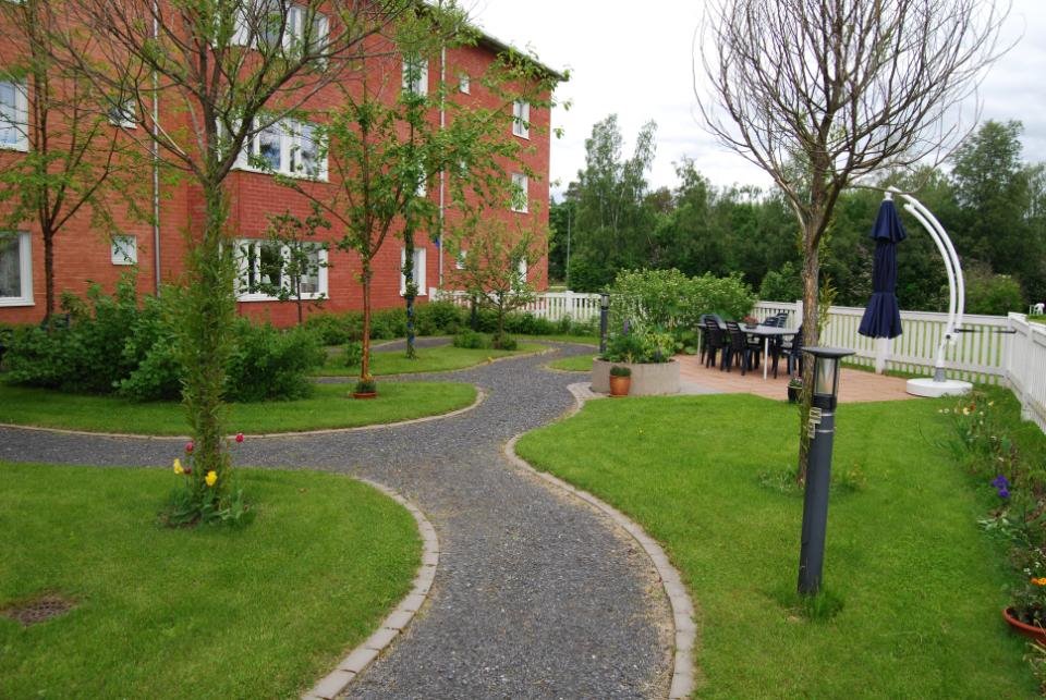 Trädgårdmed gångväg och sittplatser