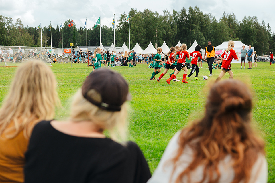 Föräldrar tittar på fotbollsmatch
