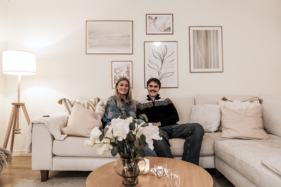 Tilda och Hannes sitter i sin soffa.