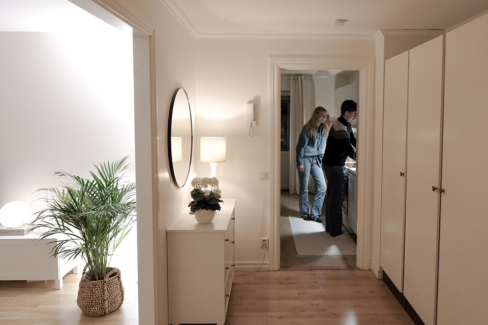 Tilda och Hannes står i köket