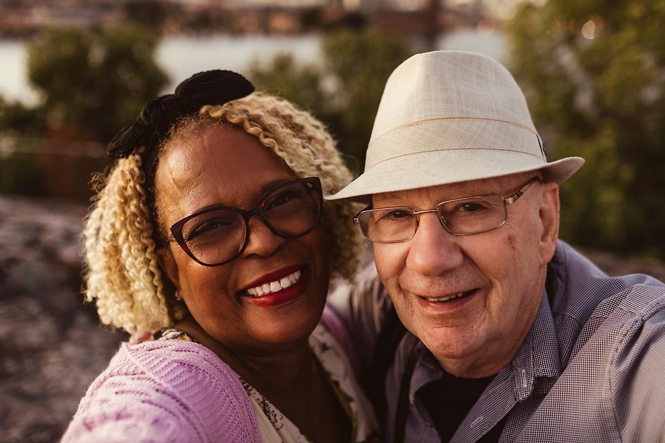 Kvinna och man som verkar ha trevligt tillsammans