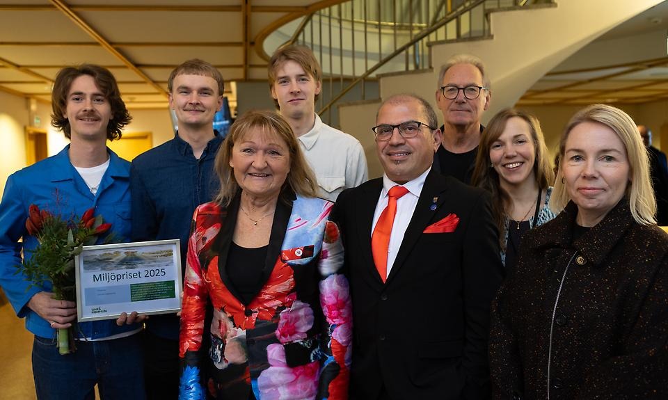 Fem män och tre kvinnor står och hyllar pristagarna för årets miljöpris 2025.
