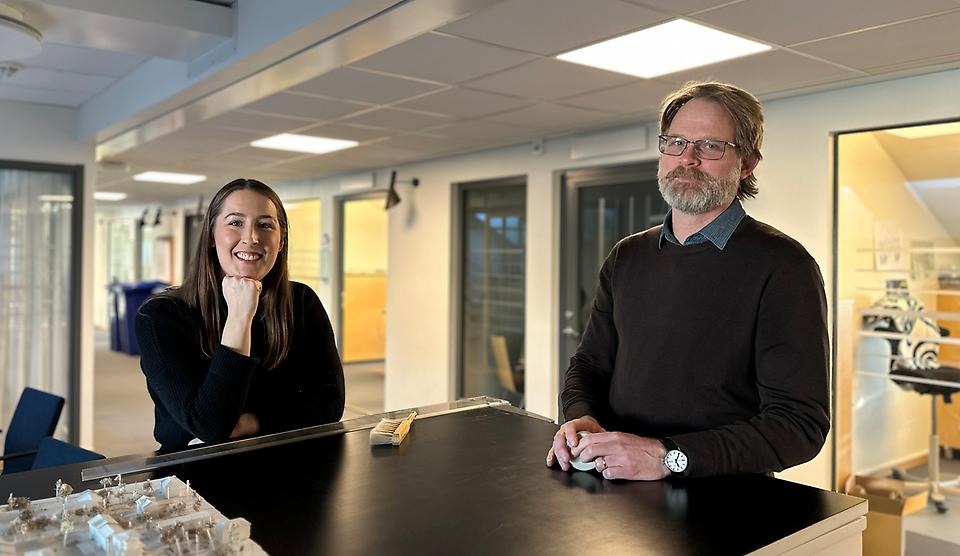 Två personer står vid ett bord