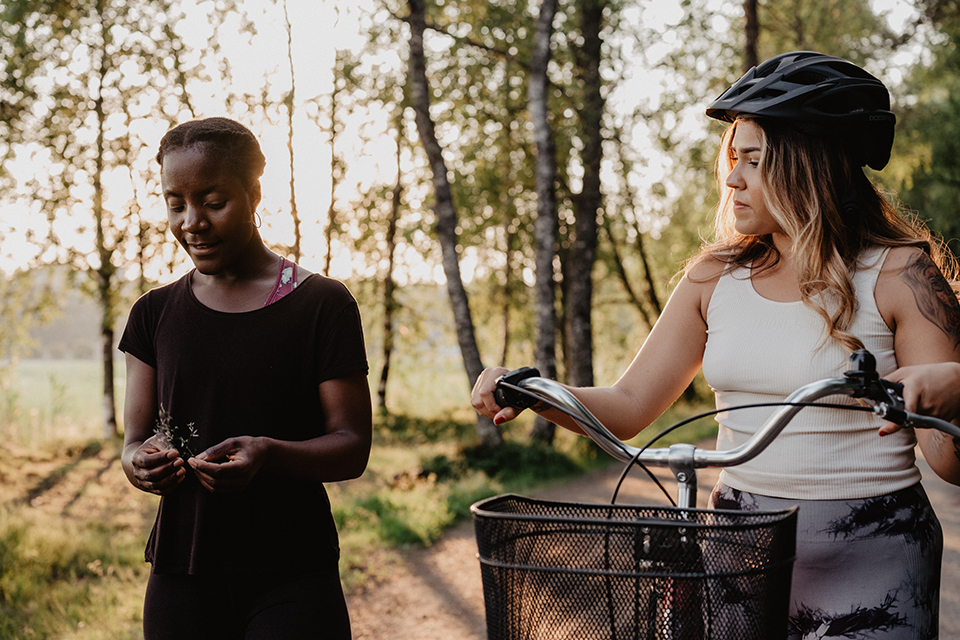 Two students talking, while hiking close to the city.