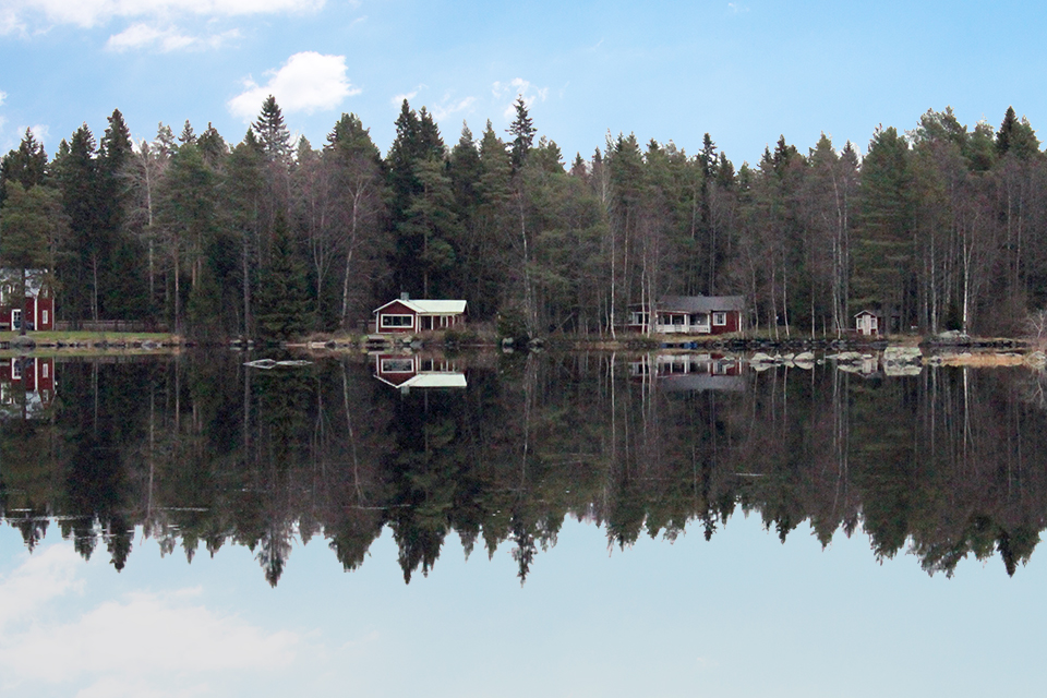 sandstrand och brygga vid Kärlekviken