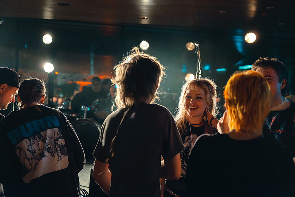 Festivalbesökare skrattar och samtalar