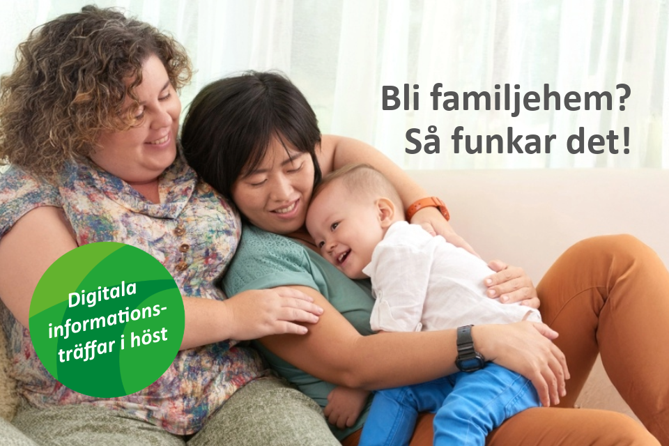 Två kvinnor i en soffa som håller om varandra och ett litet barn.