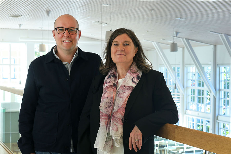 Hannes Fries och Karin Isaksson står bredvid varandra och tittar in i kameran.