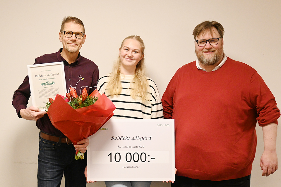 Från vänster: Per-olof Kekäläinen, vice ordförande och Alva Sjöstrom, sekreterare, Röbäcks 4H-gård och Andreas Lundgren, ordförande individ- och familjenämnden.