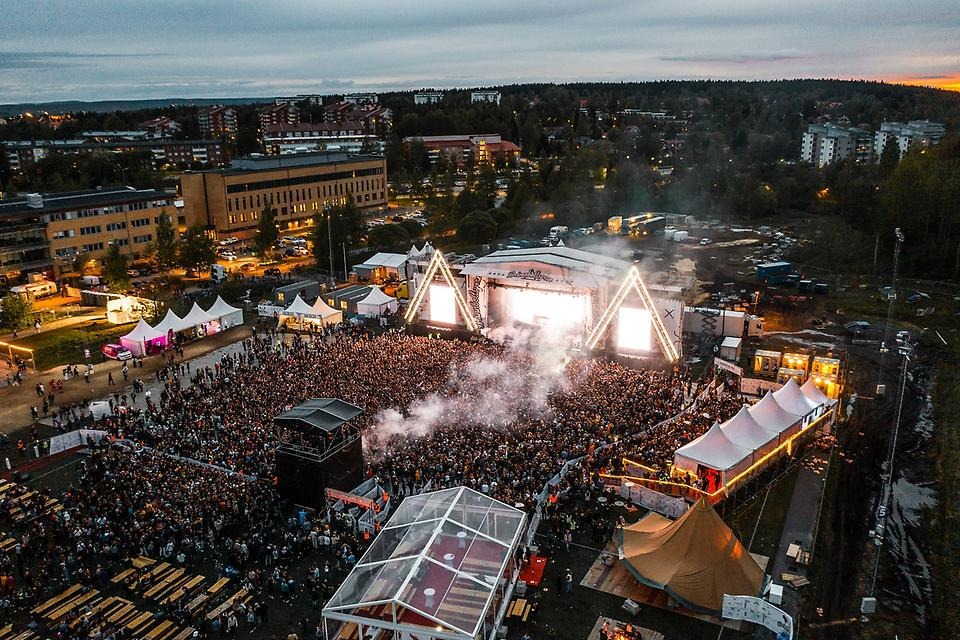 Drönarbild som visar ett publikhav och ett scenområde på Brännbollsyran.