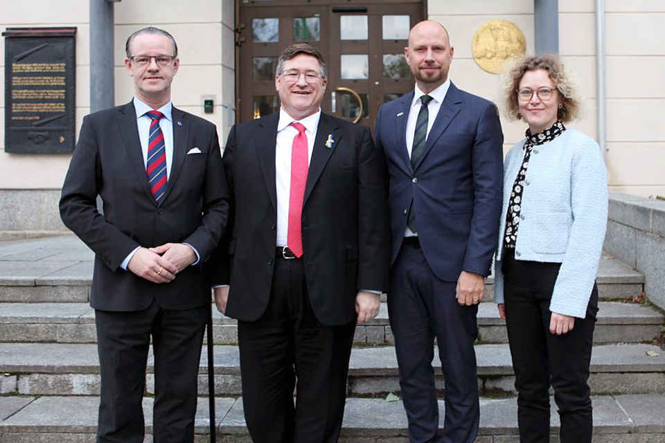 Gruppbild: Anders Ågren (M), kommunalråd; Erik D. Ramanathan, USA:s ambassadör i Sverige, Hans Lindberg (S), kommunstyrelsens ordförande och Janet Ågren (S), kommunalråd.