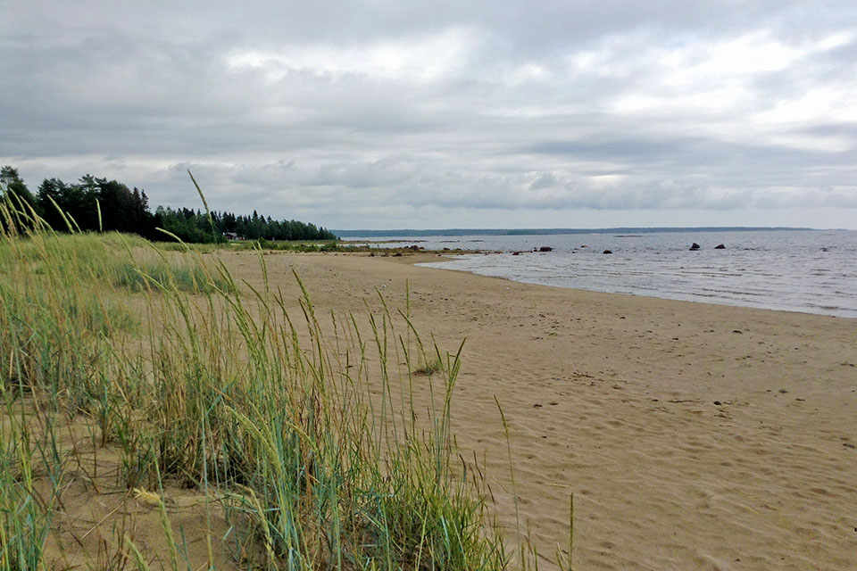 Sandstrand vid havet.