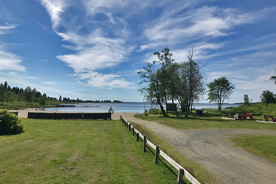 Grusväg som leder ner till vattnet.