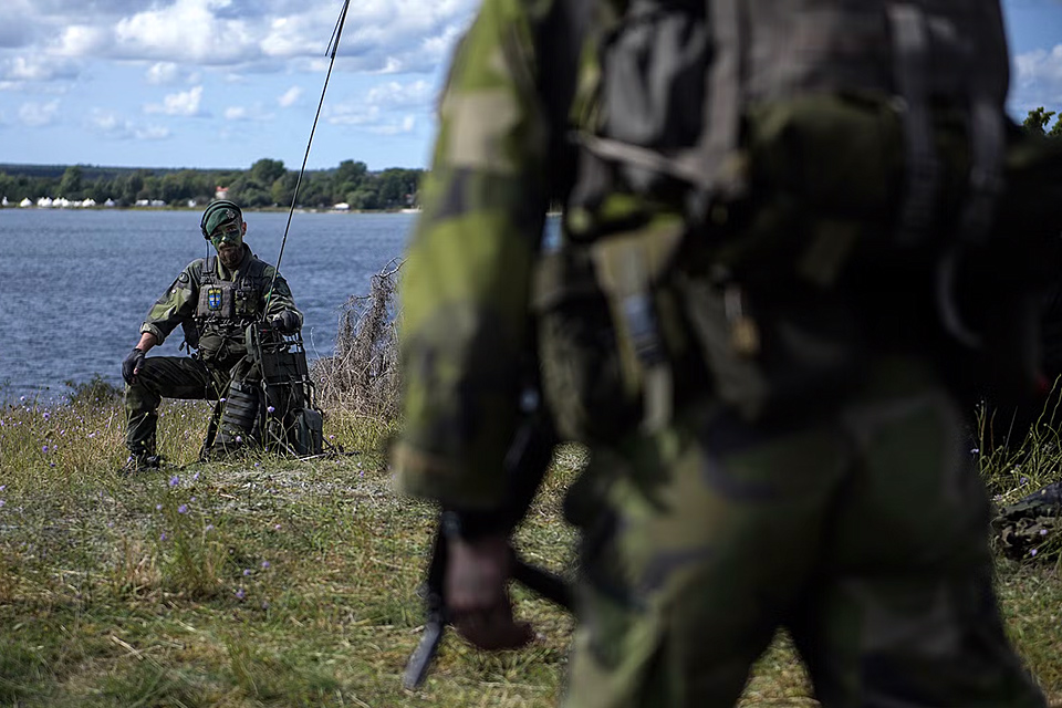 Soldater på övning i skärgårdsmiljö.