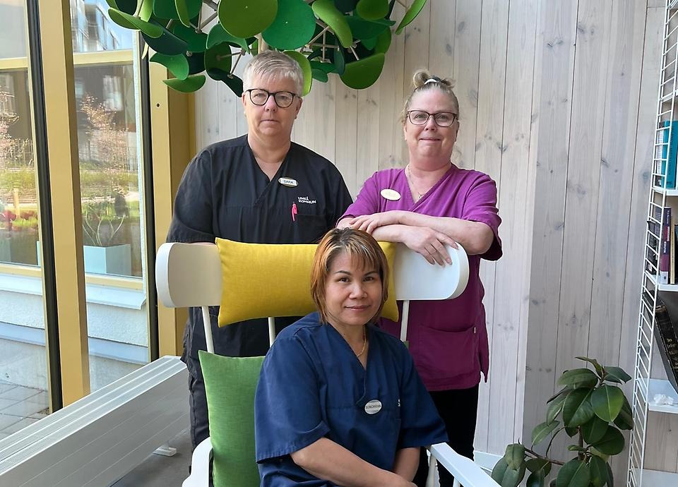 Kvalitetsundersköterskorna Sara, Louise och Songkran på Väst-Teg vård- och omsorgsboende.