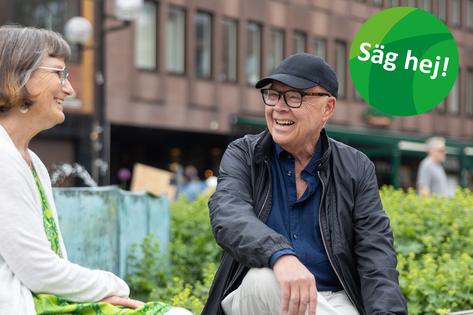 Två personer som sitter och har trevligt tillsammans