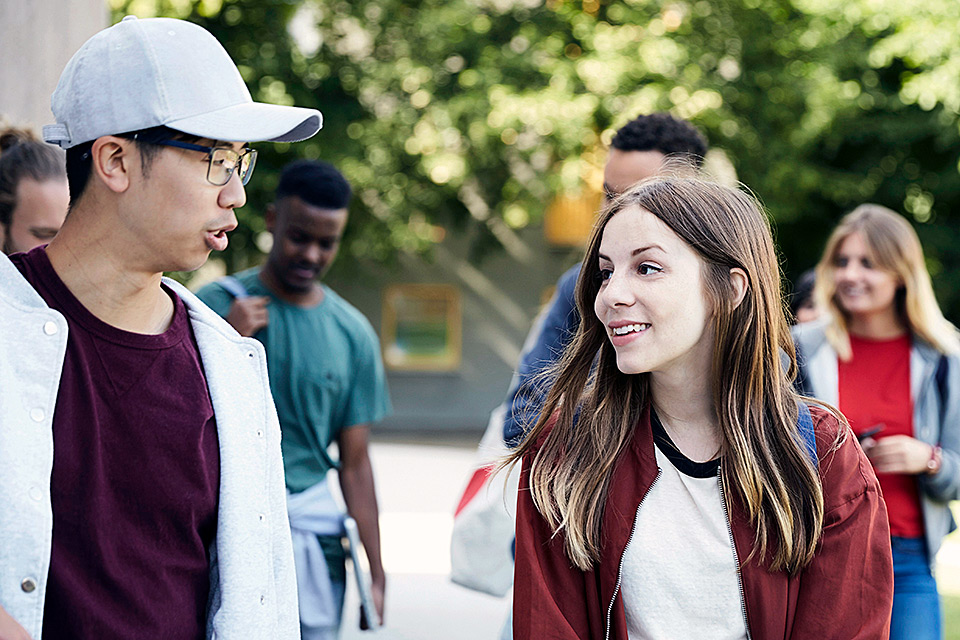 Studenter promenerar i grupp.