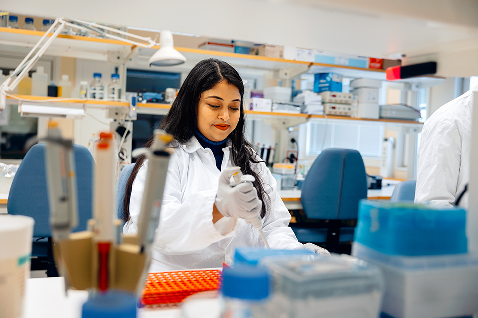 Kvinna arbetar i labbmiljö