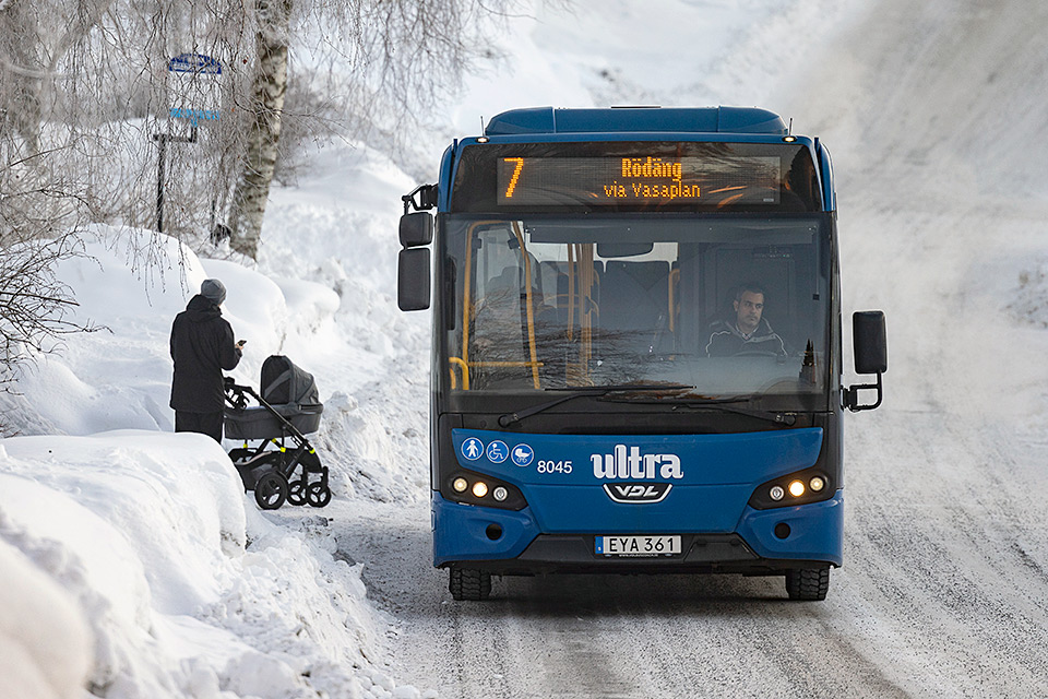 Buss från Umeås lokaltrafik Ultra stannar för plocka upp passagerare.