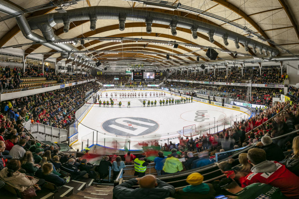 massor av publik på läktaren som tittar på hockey