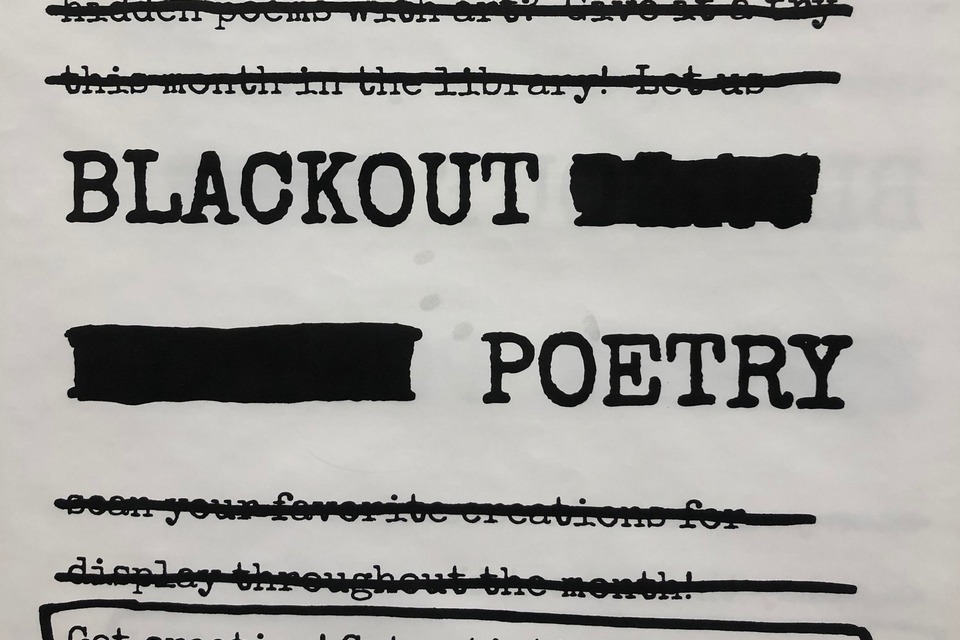 Överstrukna textrader som visar orden Blackout poetry.