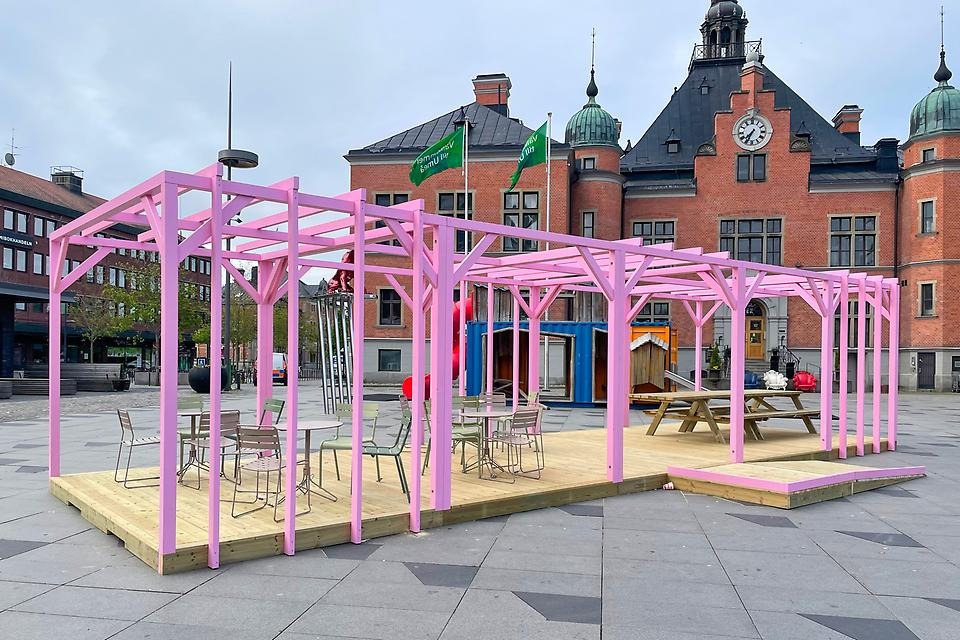 Den rosa pergolan med sittplatser på Rådhustorget