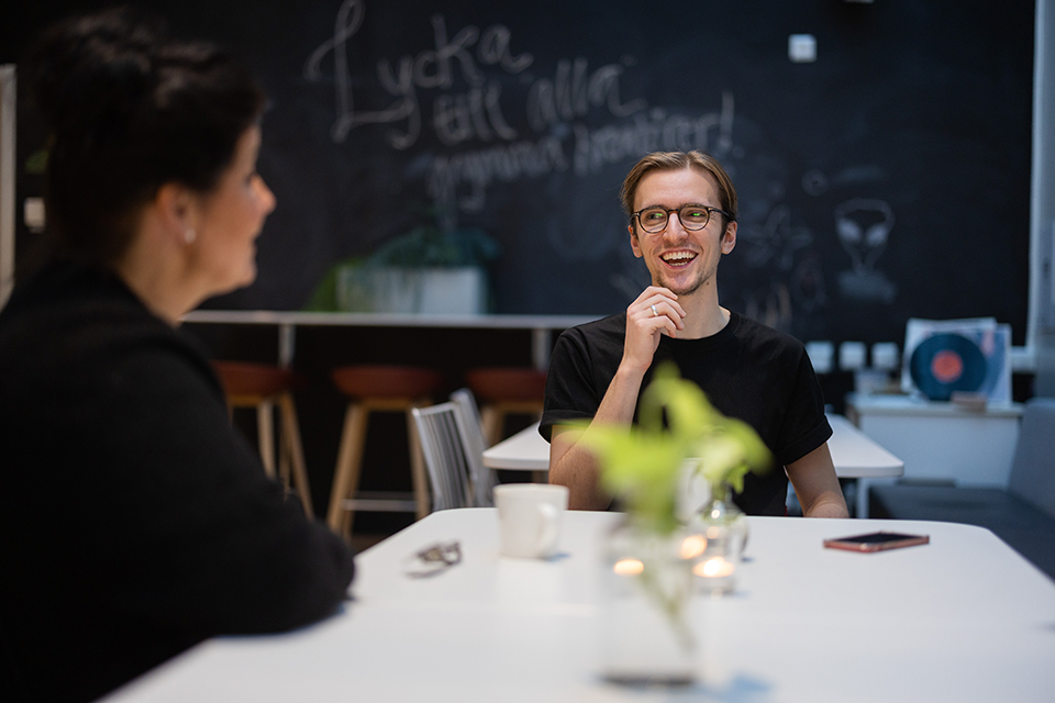 Image of Erik Modin laughing.