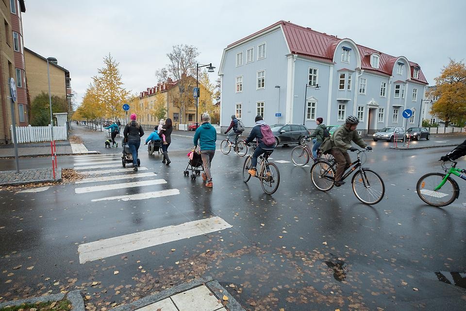 Fotgängare och cyklister passerar Östra kyrkogatan till Nygatan. 