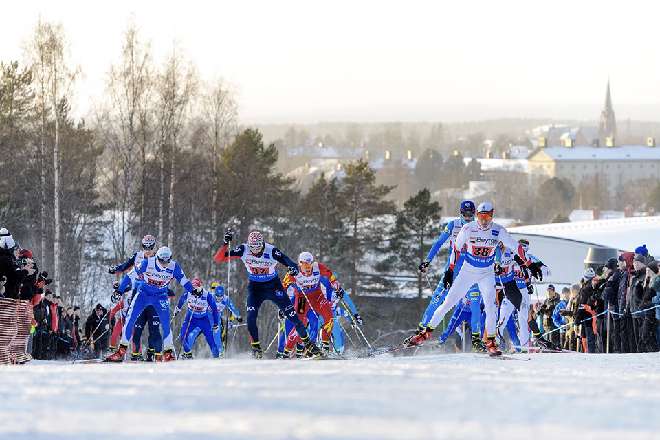 Elitskidåkare som tävlar.