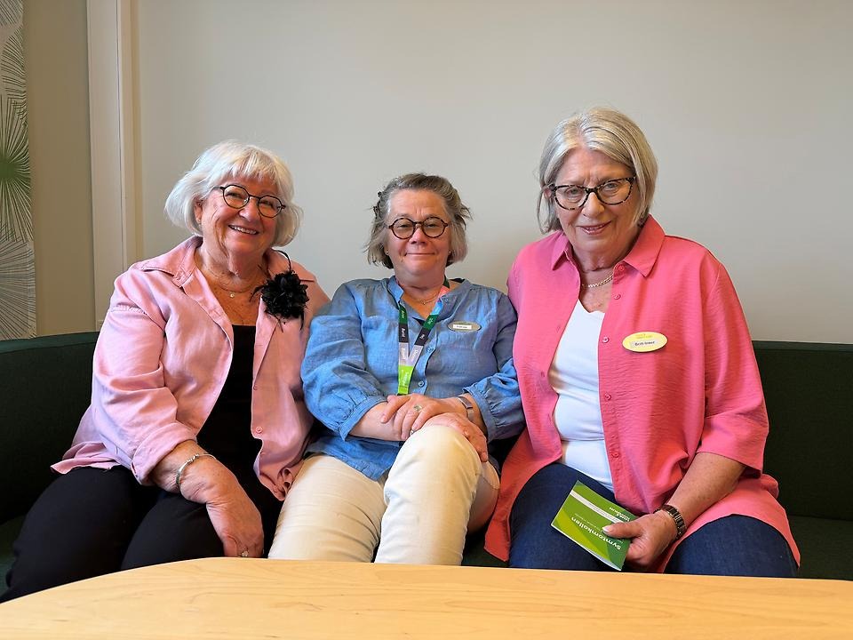 Utbildare från Savemangruppen sitter i en soffa. Från vänster: Monika Sjöberg, Catrine Jacobsson och Britt-Inger Saveman
