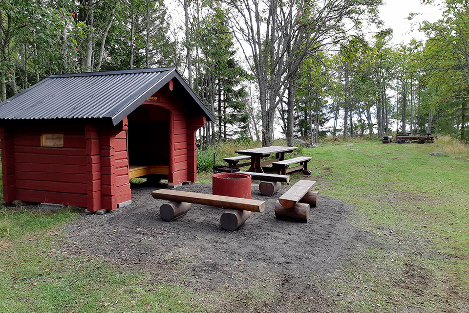 Rastplats Långreven med vindskydd, grillring och bänkar.