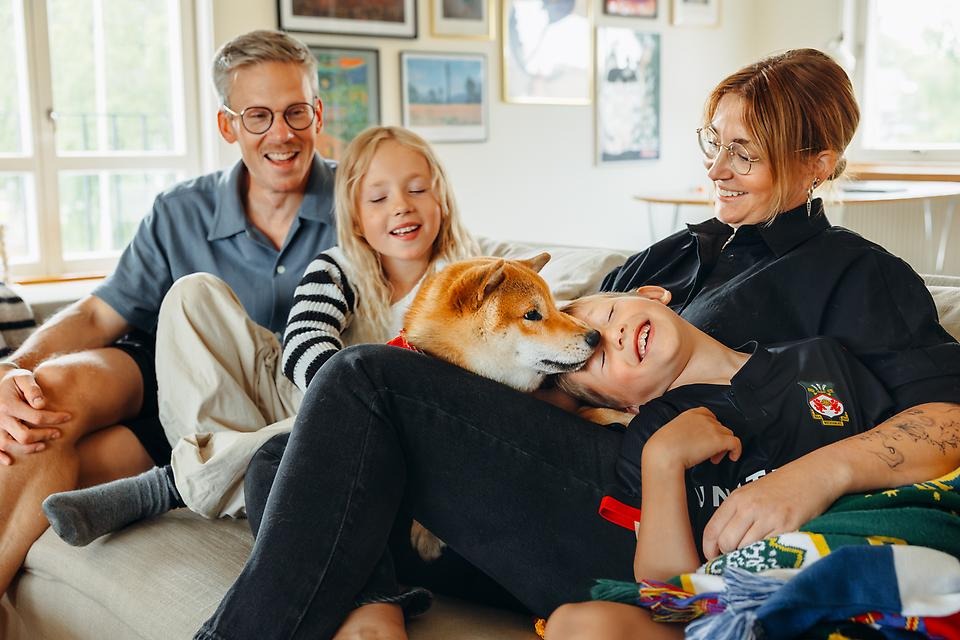Familjen umgås i soffan.