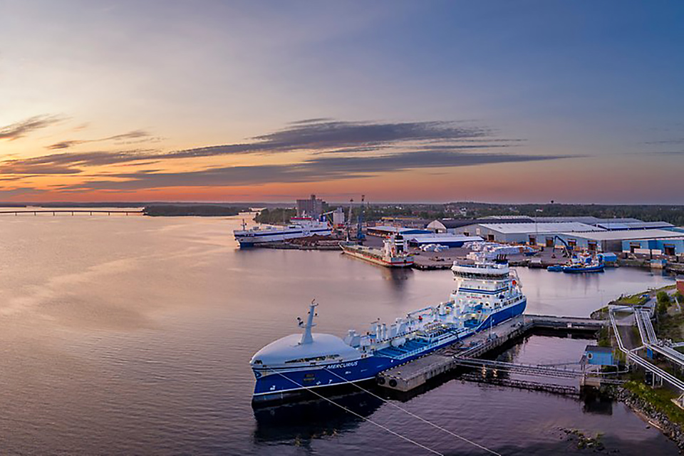 Hamn med fartyg