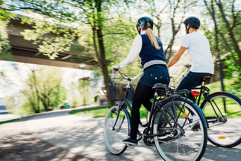 en kvinna och en man cyklar