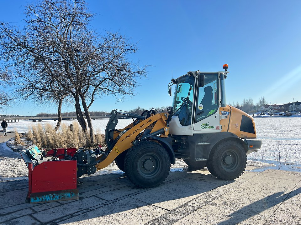 Umeå kommun hyr en eltraktor i sex månader som nu ska testas i utemiljöer runt om i staden.