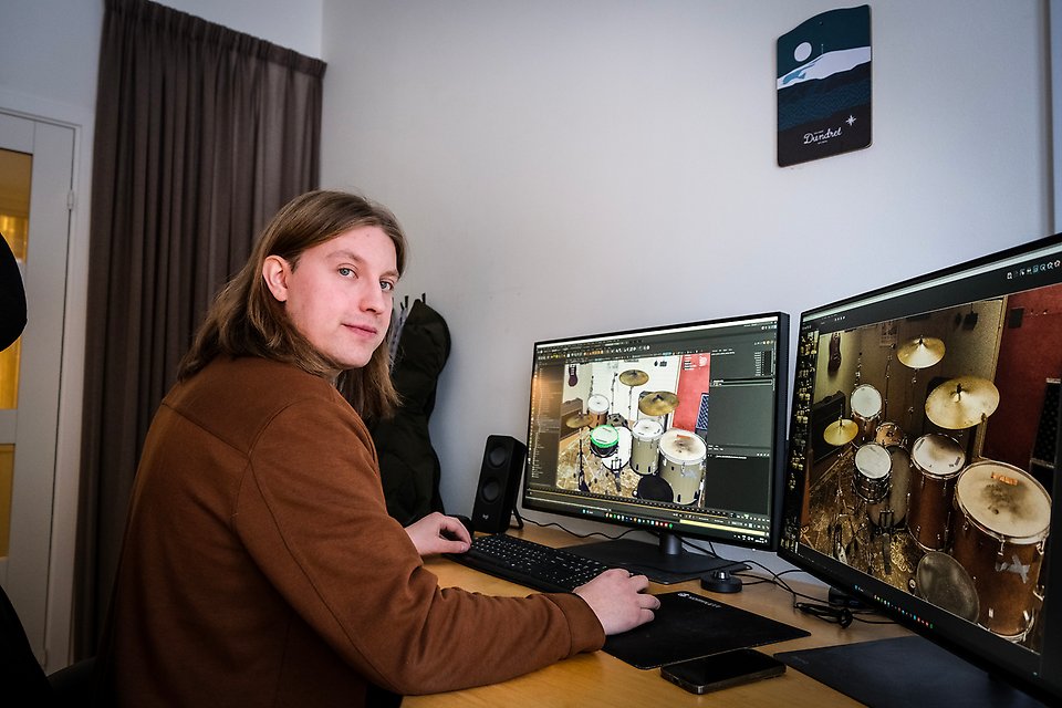 Filip Wikström by a computer