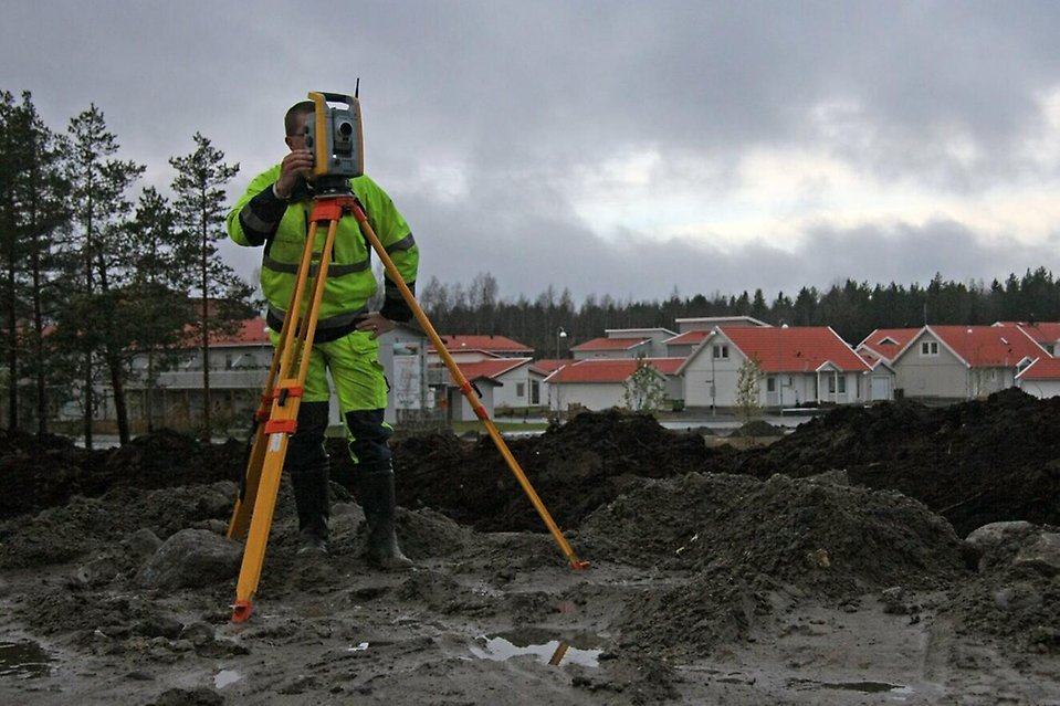 fyra kollegor runt en karta