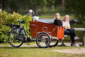 lådcykel, två kvinnor sitter på en bänk