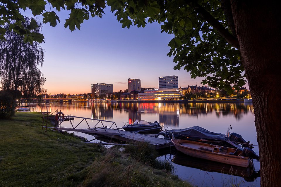 Höstbild över älv och byggnader