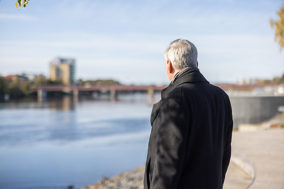 Ryggtavla på ensam man