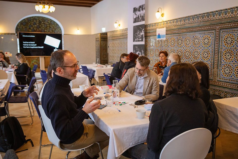 Människor som pratar med varandra i en workshop.