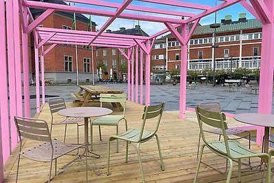 Pergolan på Rådhustorget har flera olika sittplatser