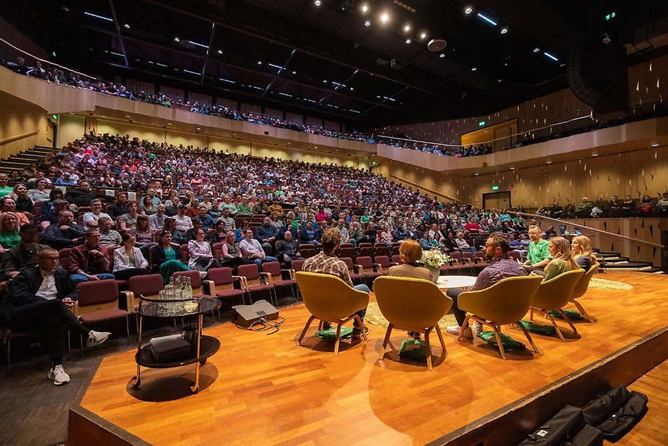 Hela förvaltningen samlad i en bild! Medarbetardagen den 12 maj 2023. Foto: Fredrik Larsson